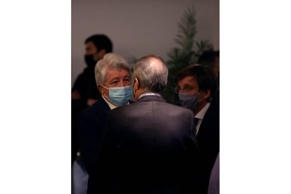 El presidente del Real Madrid, Florentino Pérez (c), conversa con el presidente del Atlético de Madrid, Enrique Cerezo (i), y el alcalde de Madrid, José Luis Martínez-Almeida (d). JUANJO MARTÍN