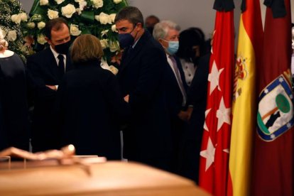 El director de relaciones institucionales del Real Madrid, Emilio Butragueño (i), y Manolo Sanchís (d), ambos exjugadores del Real Madrid, junto a la viuda de Paco Gento, Mariluz (c). JUANJO MARTÍN