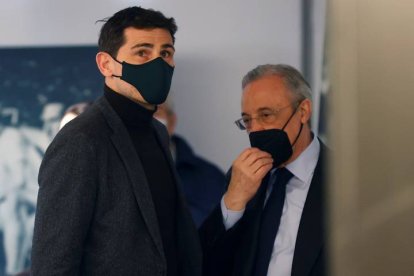 El presidente del Real Madrid, Florentino Pérez, junto al ex portero Iker Casillas. JUANJO MARTÍN
