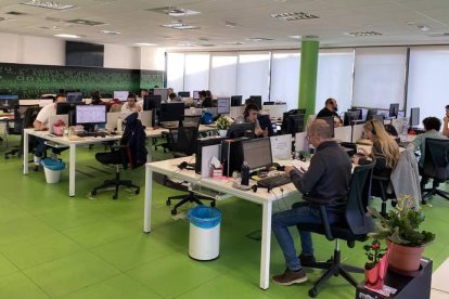 Equipo de trabajo de Be Call Group en la sede de León. DL