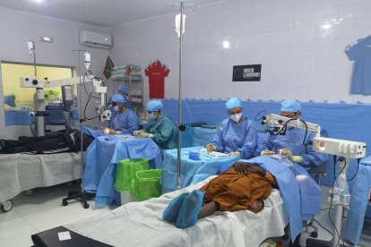 El quirófano organizado en la última expedición en Mauritania. ELENA BARRAQUER