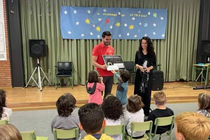 Entrega del cheque del colegio San José de Calasanz. ELENA BARRAQUER