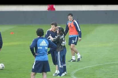 Los compañeros de Casillas no daban crédito a lo sucedido. Las risas _en el fondo César_ se escaparon entre algunos de ellos.