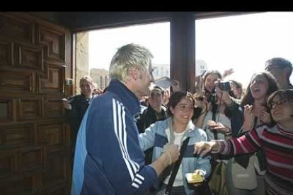 Cañizares es uno de los componentes de la selección que se mostró más complaciente con los aficionados.