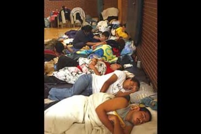 Por el momento las cifras hablan por sí solas: tres fallecidos, dos millones de personas sin electricidad en Carolina del Norte, Virginia y Maryland, y miles de americanos desplazados buscando refugio en albergues más consistentes.