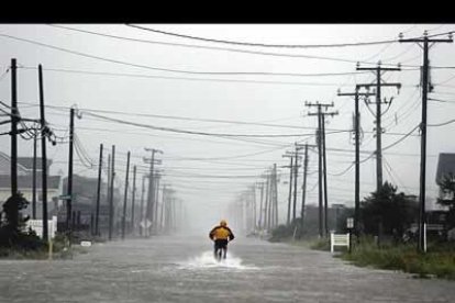 A los incontrolables vientos se une la intensa lluvia que ha anegado casas y ciudades. Además, las autoridades han avisado de que el riesgo de inundaciones será aún mayor debido a la coincidencia de las lluvias con la marea alta.