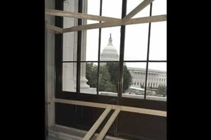 El presidente Bush ha abandonado también la Casa Blanca, tomando rumbo a la residencia de Camp David para huir así de Isabel. El Gobierno también ha cancelado sus actividades y sus viajes al exterior.