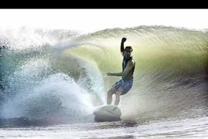 Sin embargo, cuando el huracán no había alcanzado su cota más alta, los surfistas se lanzaban con sus tablas en busca de la 