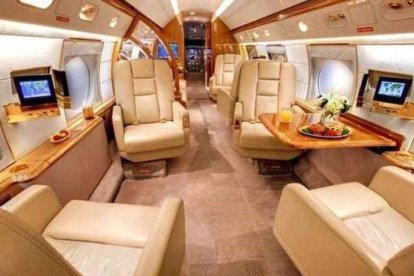 El doctor Pablo Casas junto a Ángel Di María, centro arriba, en la cita en la que planearon el viaje a León para operar de la nariz a la esposa del futbolista. DL/C.P.C./CLARÍN/INSTAGRAM