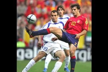 Sáez rompió los esquemas a los periodistas y volvió a alinear al mismo once que en el partido inaugural. Así, en torno a Raúl y a Morientes se organizó el ataque de los españoles.