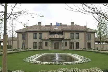La casa del príncipe sembró la polémica hace dos veranos por su coste y su diseño. Ahora ha dejado de ser una casa para convertirse en un hogar.