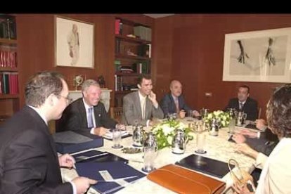 Nada más inaugurar la casa, el Príncipe celebró su primera reunión oficial.
