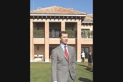 El Príncipe Felipe delante de su residencia oficial en una rueda de prensa con motivo de  su 35 cumpleaños.  El heredero se independizaba, pero sería el último año que pasaría soltero.