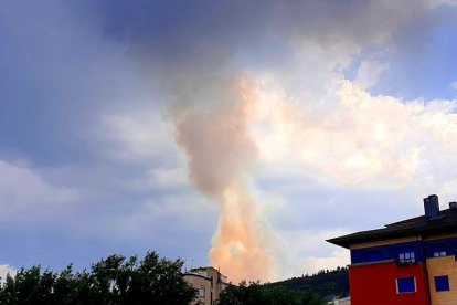 Desde el centro de Ponferrada se veía el incendio en Montes. L. DE LA MATA