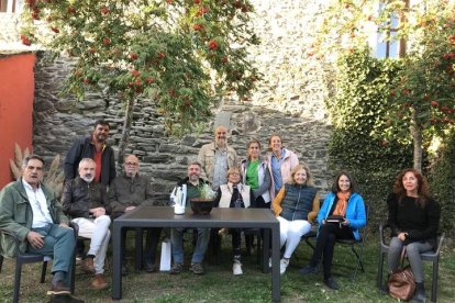 En la imagen superior, los expertos de la FAO junto a Juan Prieto, Pablo Linares, Carmen Mallo, Camino García Fernández y Eugenia Rendueles en Omaña. UNIVERSIDAD DE LEÓN