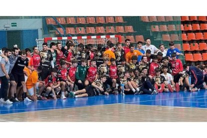 Los equipos juvenil y cadete del Ademar se llevaron la Minicopa. ADEMAR
