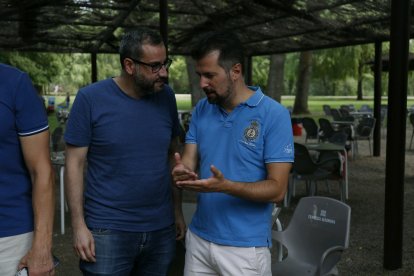 El aurrodiputado leonés, Ibán García del Blanco, junto a Luis Tudanca. FERNANDO OTERO
