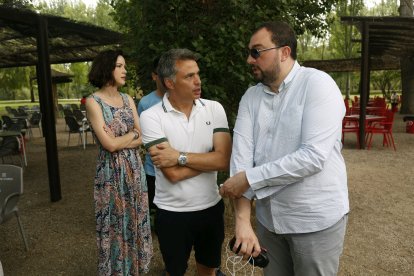 Andrea Fernández y Juan Pablo Regadera, alcalde de Valencia de Don Juan, con Adrián Barbón. FERNANDO OTERO