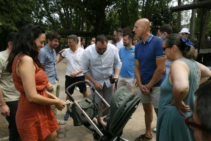 Pablo López Presa y su mujer muestran su hijo a Barbón. FERNANDO OTERO