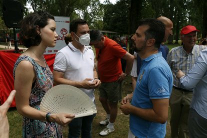 Andrea Fernández, Alfonso Cendón y Tudanca, en la fiesta. FERNANDO OTERO