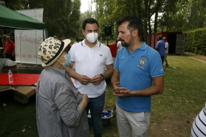 Cendón y Tudanca, con una militante. FERNANDO OTERO