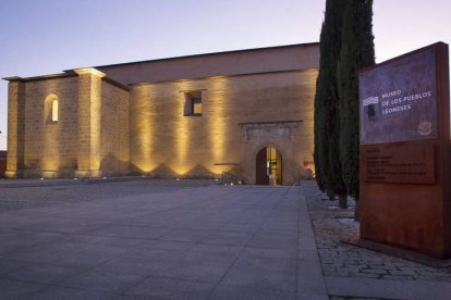 Aunque la colección etnográfica de la Diputación de León cuenta con muchas décadas de historia, no fue hasta 2008 cuando se inauguró este gran equipamiento cultural, turístico e investigador en la histórica villa de Mansilla de las Mulas, hito del Camino de Santiago, en el lugar que antaño ocupaba el Convento de San Agustín.  INSTITUTO LEONÉS DE CULTURA