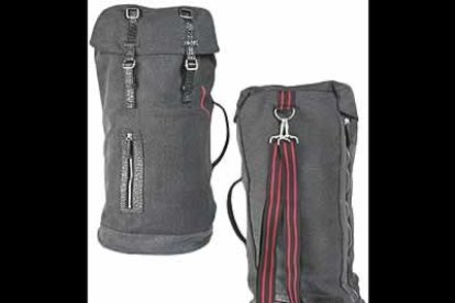 Para los hombres que gustan de ir bien equipados, Adolfo Domínguez propone un bolso de original diseño -recuerda a la bolsa donde se llevan los palo de golf-. Vale 49 euros.