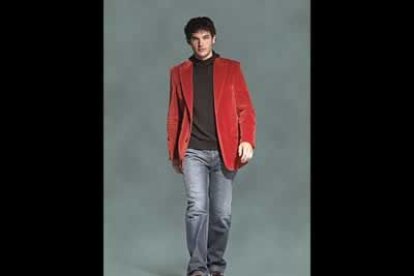 No todo van a ser corbatas. Atrévete con una chaqueta de terciopelo rojo, del diseñador gallego Florentino. Por 200 euros es tuya.
