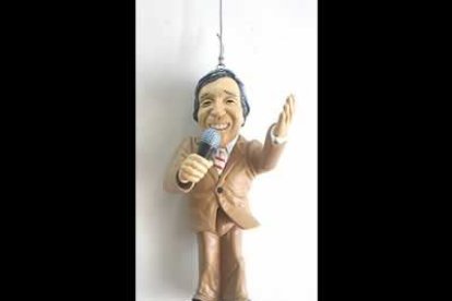 Elvis ha muerto. Gracias a Santiago Segura y su Torrente, el Fary es el nuevo rey de los salpicaderos. Por diez euros, puedes ponerlo a bailar.