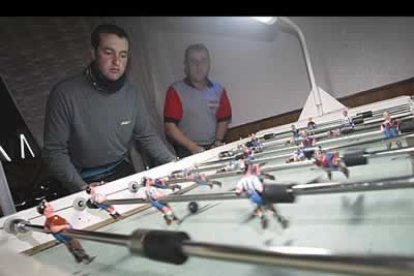 Para los menos sacrificados, que gustan del las cervecitas entre amigos, nada mejor que un futbolín. Por 200? se puede conseguir un modelo clavado al de los bares. Ah! Y no hace falta meter moneda.