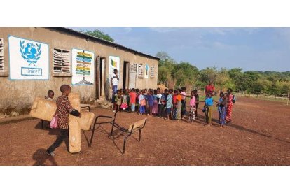Entrada a la escuela en Dande. Los niños arman su propio pupitre. MANUEL FÉLIX