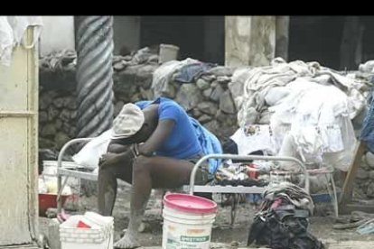 En la ciudad de Gonaives, al noroeste de Haití, algunos vecinos han llegado a amenazar con armas de fuego para proveerse de alimentos.