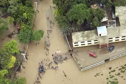 La distribución de ayuda humanitaria y el riesgo de epidemias viene a endurecer un drama que afecta a gran parte de la población.