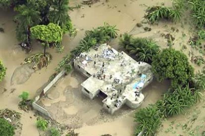 El agua llegó a cubrir por completo las endebles construcciones de la zona.