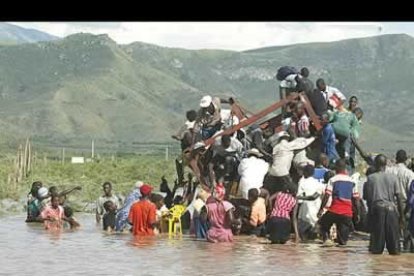 La población haitiana vivió una situación desesperada y muchos intentaron huir de las áreas anegadas.