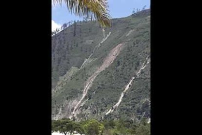 Los corrimientos de tierras y los desprendimientos provocados por las riadas han dejado escenas desoladoras.
