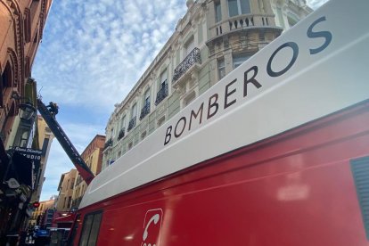 Un vehículo de los Bomberos de León lega a El Clandestino para sofocar las llamas. RAMIRO