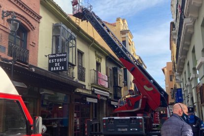 Un vehículo de los bomberos en el edificio en el que se ha declarado el fuego. RAMIRO