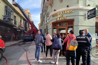 Entrada a la calle Cervantes, donde se ha declarado el incendio. RAMIRO