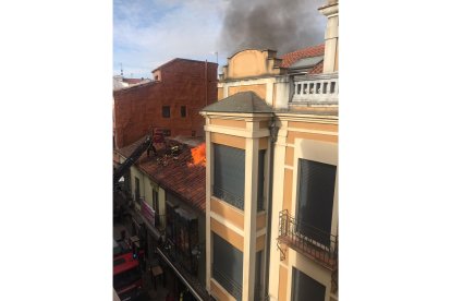 Edificio en el que se ha declarado el incendio. DL