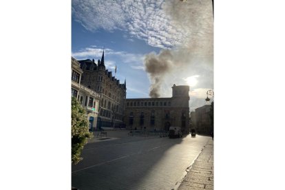 La columna de humo es visible desde varios puntos de la ciudad. DL