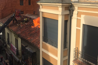 Edificio en el que se ha declarado el incendio. DL