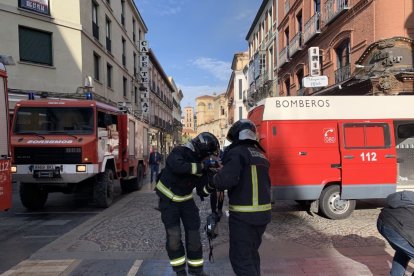 Bomberos en la Calle Ancha preparando el material contra las llamas. AYUNTAMIENTO DE LEÓN