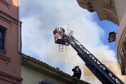 Los bomberos tratando de sofocar las llamas.  AYUNTAMIENTO DE LEÓN