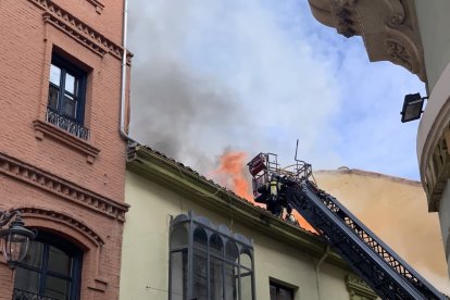 Los bomberos tratando de sofocar las llamas. AYUNTAMIENTO DE LEÓN