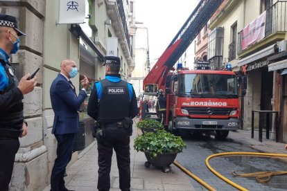 El alcalde de León, José Antonio Diez, junto al lugar del incendio. AYUNTAMIENTO DE LEÓN