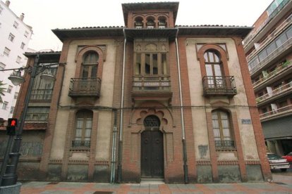Fachada principal del palacete neomudéjar, en una imagen de archivo. RAMIRO