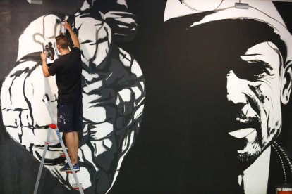 Preparativos de la exposición ‘Del carbón al grafiti’ en el Museo de la Siderurgia de Sabero. JESÚS F. SALVADORES
