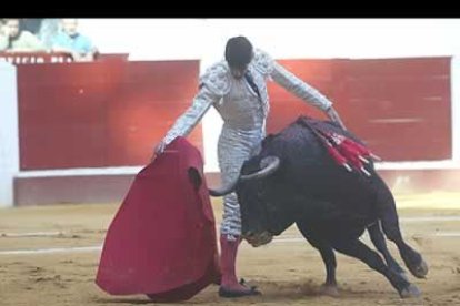 Jesulín, correcto y ceremonioso toda la tarde, se fue al callejón de vacío tras su primer trasteo, y cortó una oreja al cuarto tras una discreta petición.