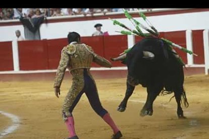 Pero la tarde fue del Fandi. Lo fue desde que recibió a su primero con cuatro largas cambiadas seguidas, que hicieron retumbar la cúpula de la plaza de toros.